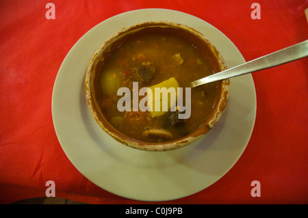 Zuppa di lenticchie salsicce e patate in ristorante nel quartiere della Barceloneta barcellona catalogna Spagna Europa Foto Stock