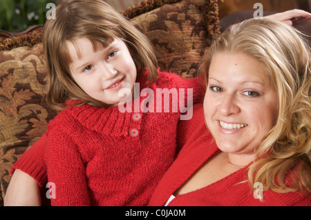 Madre e figlia godendo un momento personale Foto Stock