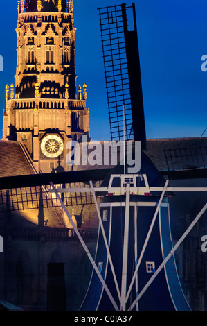 I punti di riferimento di Haarlem Windmill De Adriaan e il Grote (grande) o Oude (vecchio) St Bavo chiesa cattedrale e la torre campanaria al crepuscolo. Foto Stock