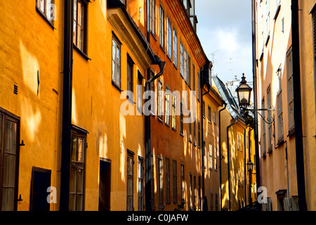 Strada stretta nella parte vecchia di Stoccolma, Svezia Foto Stock