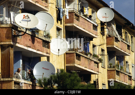 Tirana, Albania. Tv satellitare piatti su appartamenti nella capitale. Foto di:Richard Wayman Foto Stock