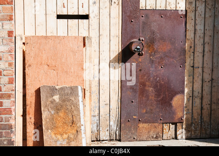 Vecchio arrugginito porta di metallo Foto Stock
