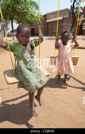 I bambini giocano in corrispondenza di un centro per gli orfani e i bambini vulnerabili finanziato da UNICEF in Mchinzi, Malawi, Sud Africa. Foto Stock