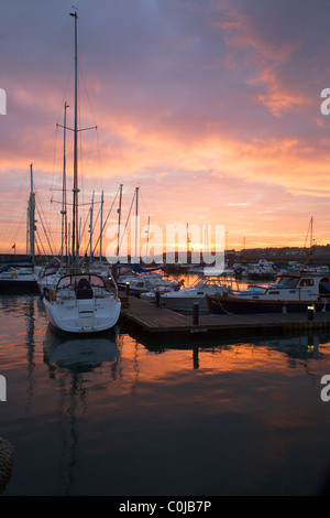 Barche nel porto al tramonto Anstruther Fife Scozia Scotland Foto Stock