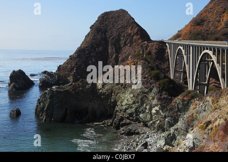 Imponente viadotto in autostrada sulla pittoresca spiaggia dell'Oceano Pacifico Foto Stock