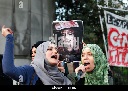 Giovani ragazze libico a anti-Gheddafi protesta a sostegno di una Libia libera dimostrare. Foto Stock