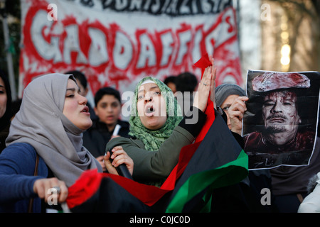 Giovani ragazze libico a anti-Gheddafi protesta a sostegno di una Libia libera dimostrare. Foto Stock