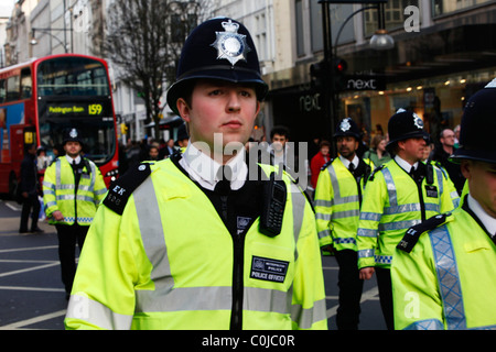 Monitoraggio di polizia una manifestazione studentesca che chiude Oxford Street a Londra. Foto Stock