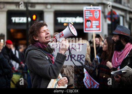 Manifestazione studentesca chiude Oxford Street portando i mezzi di trasporto pubblico per una sosta a Londra. Foto Stock