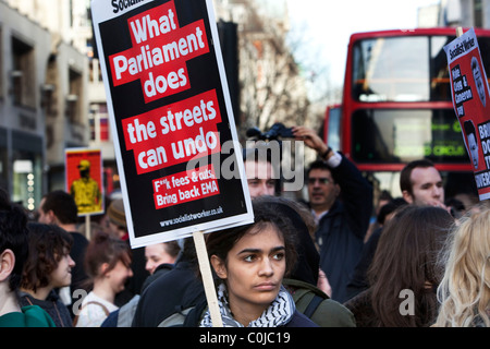 Manifestazione studentesca chiude Oxford Street portando i mezzi di trasporto pubblico per una sosta a Londra. Foto Stock