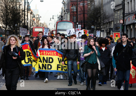 Manifestazione studentesca chiude Oxford Street portando i mezzi di trasporto pubblico per una sosta a Londra. Foto Stock