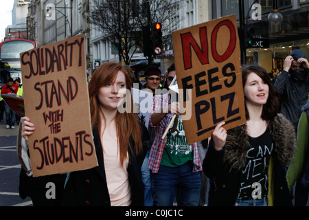 Manifestazione studentesca chiude Oxford Street portando i mezzi di trasporto pubblico per una sosta a Londra. Foto Stock