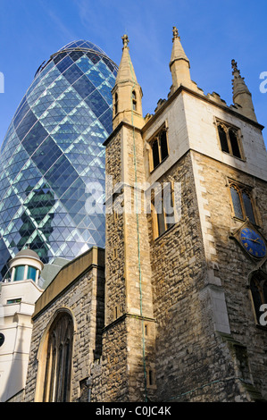 Londra, Inghilterra, Regno Unito. Chiesa di St Andrew Undershaft - 15thC tower e 'il Gherkin' (30 St Mary Axe) dietro Foto Stock