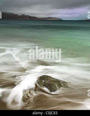 Rullo onde leggermente attorno al rocce, Staffin beach, Isola di Skye in Scozia Foto Stock