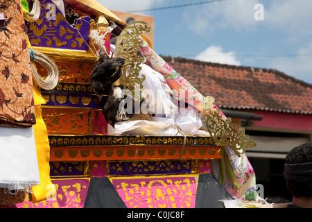 La cremazione in Ubud, Bali, Indonesia. La cremazione cerimonie sono una parte essenziale della cultura Balinese e tradizione. Foto Stock