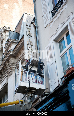 Stock Foto di un uomo che lavora in un cherry picker in Limoges, Francia. Foto Stock