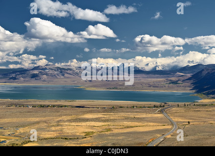 Bella foto brillanti mozzafiato di montagna e lago di immagine Foto Stock