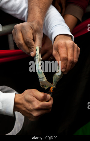 Libyan anti-Gheddafi manifestanti bruciano banconote libico durante le proteste Foto Stock