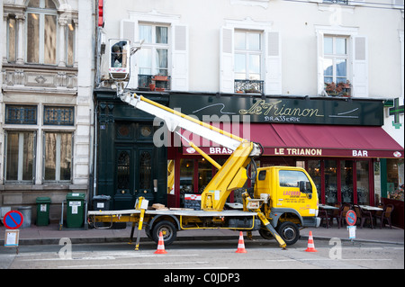 Stock Foto di un uomo che lavora in un cherry picker in Limoges, Francia. Foto Stock