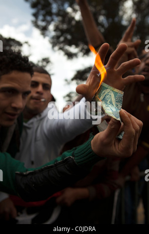 ATTARD, MALTA - FEB 22 - Libyan anti-Gheddafi manifestanti bruciano banconote libiche durante una manifestazione di protesta di fronte all'Ambasciata libica in Foto Stock