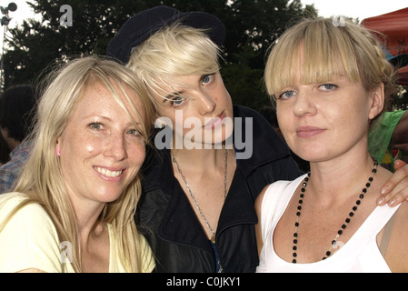 Agyness Deyn e amici dietro le quinte a Jelly NYC party in piscina al McCarren Park in piscina a Greenpoint Brooklyn New York City, Stati Uniti d'America - Foto Stock