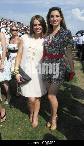 Susie Amy e Kelly Brook Cartier Polo internazionale torneo tenutasi a le guardie Polo Club in Windsor. Londra, Inghilterra - Foto Stock