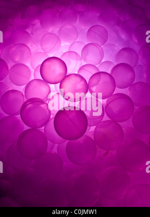 Pink ball pool nella luminosa sala sensoriale. Foto Stock