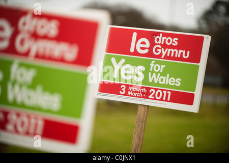 Votare sì per il Galles nel marzo 3 2011 referendum - campagna stradale manifesti, Wales, Regno Unito Foto Stock
