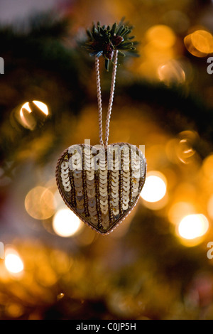 Un cuore decorazione a forma di appeso a un albero di Natale Foto Stock