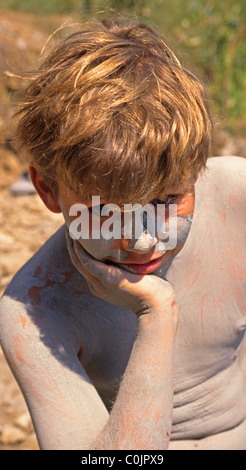 I turisti in Turchia godendo il fango delle sorgenti termali vicino a Dalyan. Ci sono bagni di Sultaniye ma molti come il naturale. Foto Stock