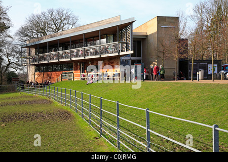 Centro visitatori e Cafe a YSP Yorkshire Sculpture Park, West Bretton, Wakefield, West Yorkshire, Inghilterra, Regno Unito. Foto Stock