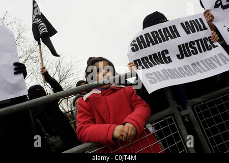 Estremismo islamico donne protestare di fronte al London Ambasciata libica e la domanda Shariah legge dopo la sollevazione di Gheddafi. Foto Stock