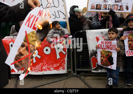 Esilio libico bambini domanda la morte per il dittatore Gheddafi durante le proteste di fronte Londra Ambasciata libica durante la ribellione. Foto Stock