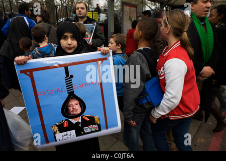 Giovane ragazza esilio libico Gheddafi esige appeso durante le proteste di fronte Londra Ambasciata libica durante la ribellione. Foto Stock