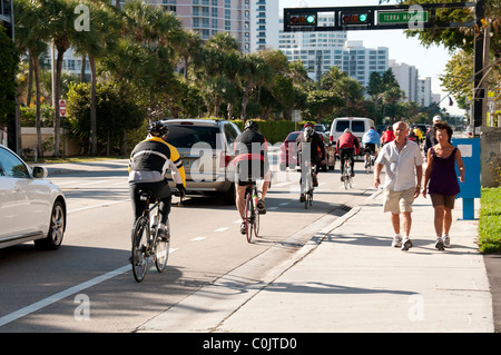 Pedone bicicletta automatica del traffico su Rt #1, Florida USA. Foto Stock