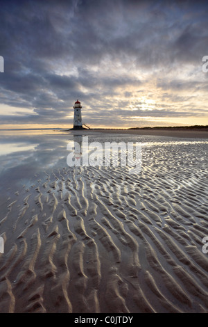 Il punto di Ayr Faro sulla spiaggia Talacre nel Galles del Nord Foto Stock