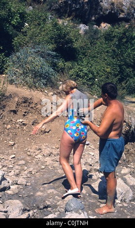 I turisti in Turchia godendo il fango delle sorgenti termali vicino a Dalyan. Ci sono bagni di Sultaniye ma molti come il naturale. Foto Stock