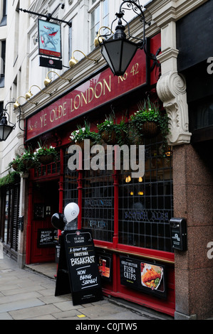 Ye Olde pub londinese, Ludgate Hill, London, England, Regno Unito Foto Stock