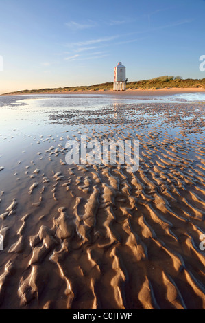 Il faro in legno sulla spiaggia a Burnham on sea Foto Stock