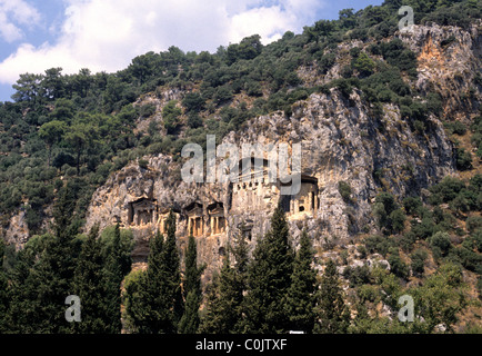 Lycian rock tombe vicine Kaunos Caunus Caunos vicino a Dalyan in Turchia sono stati costruiti per ospitare i morti re di Kaunos (Caunus) Foto Stock