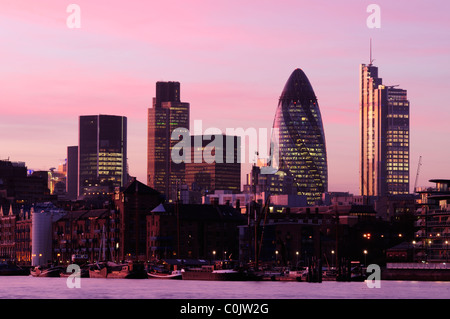 City of London skyline al tramonto, visto da Bermondsey, London, England, Regno Unito Foto Stock