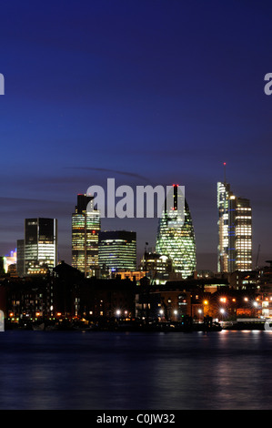 City of London skyline notturno, visto da Bermondsey, London, England, Regno Unito Foto Stock