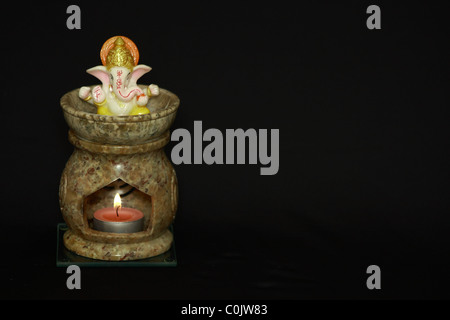 Una statua del signore Ganesha su una lampada Foto Stock