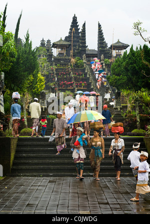 Hindu adoratori di Bali, Indonesia, vieni al 'tempio', Besakih, il più grande tempio, per una luna piena cerimonia. Foto Stock