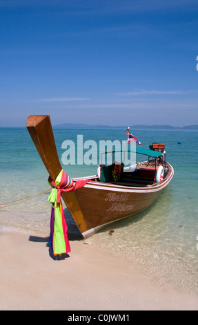 Lunga coda di barca sull isola tropicale, Koh Naka, Phuket, Tailandia Foto Stock