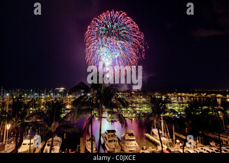 Quarto di luglio i fuochi d'artificio, Ala Wai Yacht Harbor, Waikiki, Honolulu Oahu, Hawaii Foto Stock