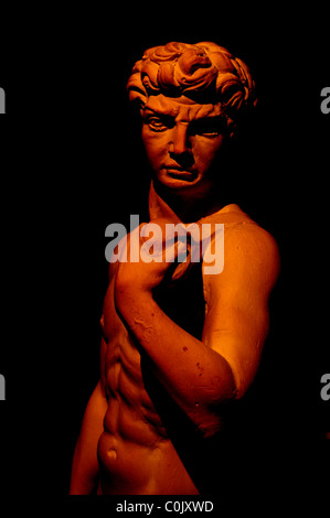 Copia di una statua del David di Michelangelo su sfondo nero Foto Stock