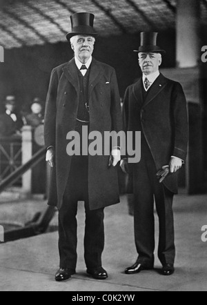 Foto d'epoca di conservatore britannico più Arthur James Balfour (1° Conte di Balfour) in piedi accanto al Segretario di Stato americano Robert Lansing (diritto di immagine) durante un viaggio negli USA nel 1917. Foto Stock