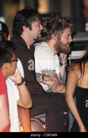 Bam Margera e Ryan Dunn in corrispondenza del secondo stadio del Gumball Rally 3000 a Hollywood Boulevard Hollywood, California - 09.08.08 Foto Stock