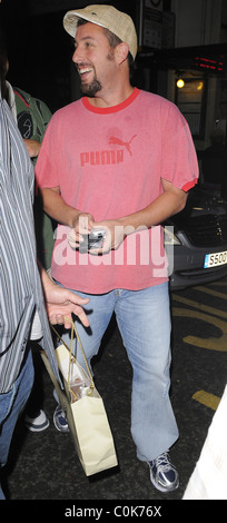 Russell Brand arrivando a Boujis nightclub di South Kensington con Adam Sandler. Sono arrivati allo stesso tempo ma Adam ha mostrato Foto Stock